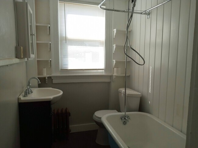 bathroom - 10 Rosemary St
