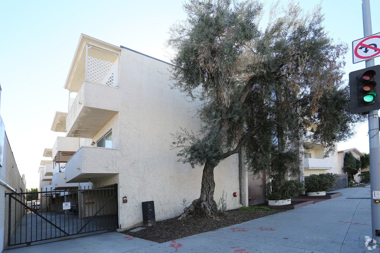 Foto del edificio - 10006 Palms Blvd