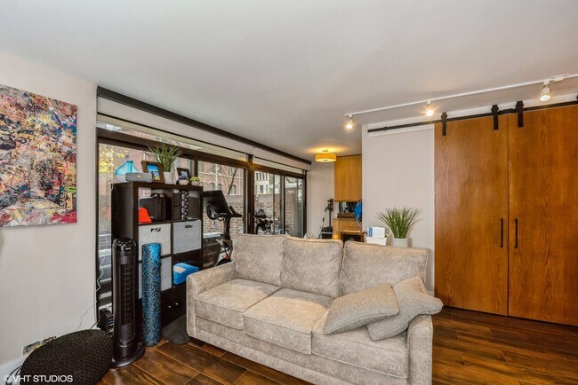 Building Photo - 2600 N Hampden Ct