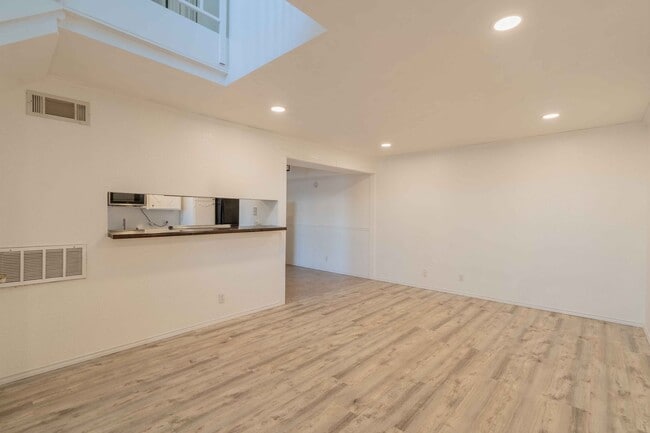 Building Photo - 2220 E 66th Pl