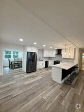 Building Photo - 511 SW N Riverpoint Dr