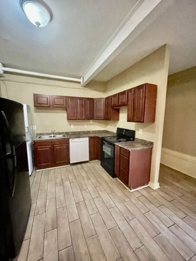 Building Photo - Adorable 2 Bedroom 1 Bath Apartment.Located in the Cotswold Area