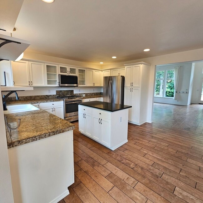 Building Photo - *NEW YEAR SPECIAL! 1/2 OFF FIRST MONTH OF RENT!* Bright and Stunning 2-Story Home with Daylight B...