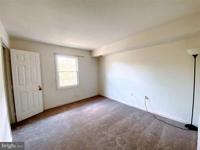 Building Photo - 122 Westwick Ct