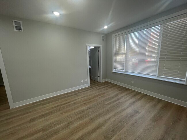 Foto del edificio - 2406 N Tripp Ave