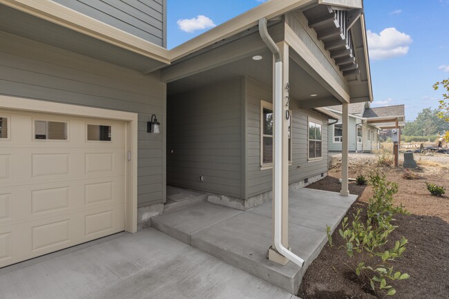 Covered porch - 420 Rogue River Pky