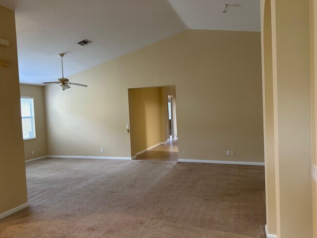 Foto del edificio - 1148 SE Fleming Way