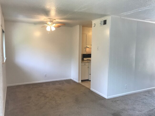 Building Photo - Southside 2 bedroom in quiet neighborhood with covered parking