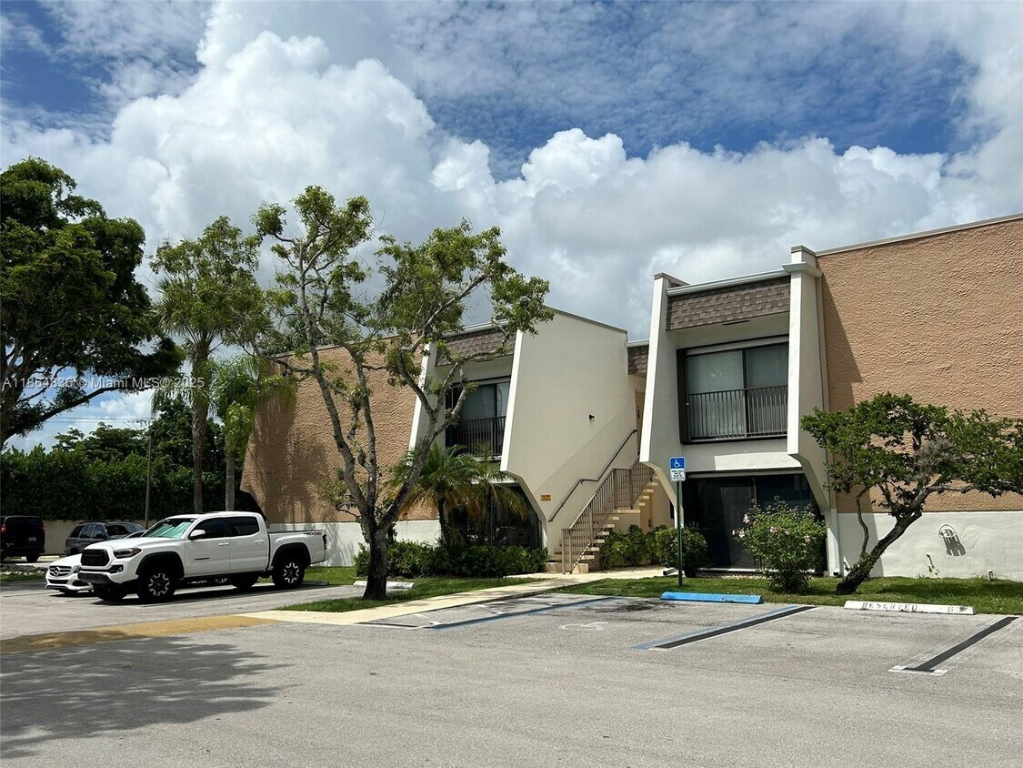 Primary Photo - 8261 SW 128th St