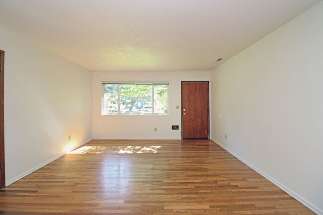Building Photo - 6024-6024 NE Milton St