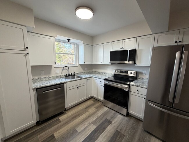 Building Photo - 3 Bed / 2 Bath Brick Home - showings start 12/3