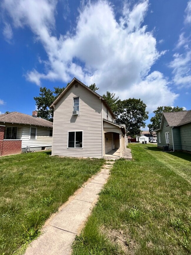 Building Photo - 3 Bedroom 2 Bath Located Near Campus