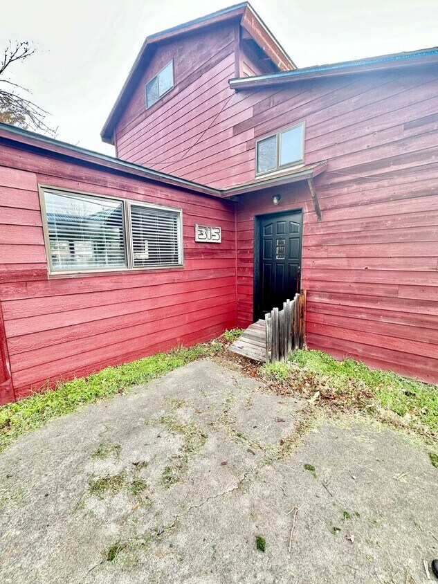 Foto principal - 1 Bedroom 1 bath Loft Style Single Family Home with large Fenced backyard.