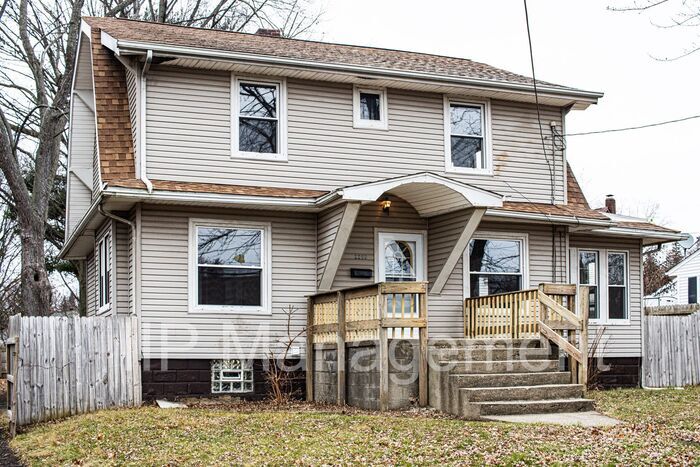 Primary Photo - Beautiful 4BR 1BA Home in Akron with Park-...
