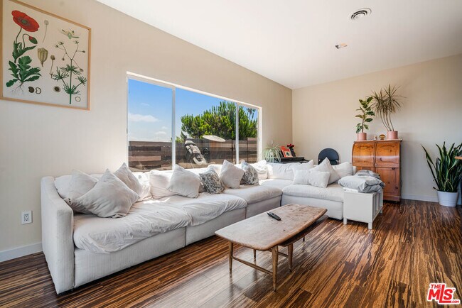 Foto del edificio - 704 Blossom Ln