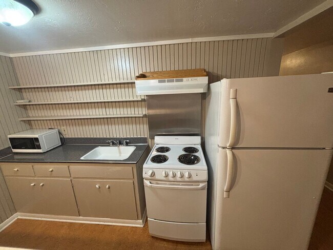 Foto del edificio - Spacious 2BR Basement Apartment – Utilitie...