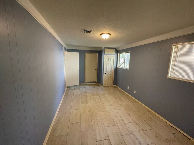 Building Photo - Remodeled Southern Hills Home