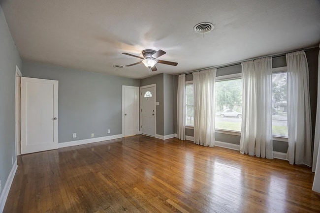 Foto del edificio - 3330 12th St