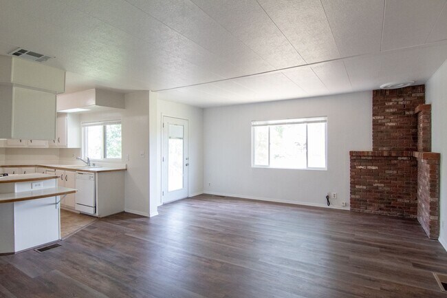 Foto del edificio - $500 MOVE IN SPECIAL Manufactured Home for Rent in Redding CA | 1 Acre, Large Deck, Pet Friendly