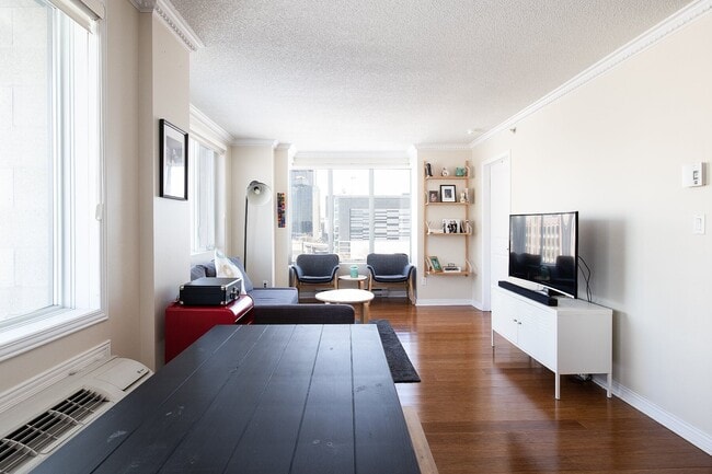 Building Photo - 1200 Rue Saint-Jacques