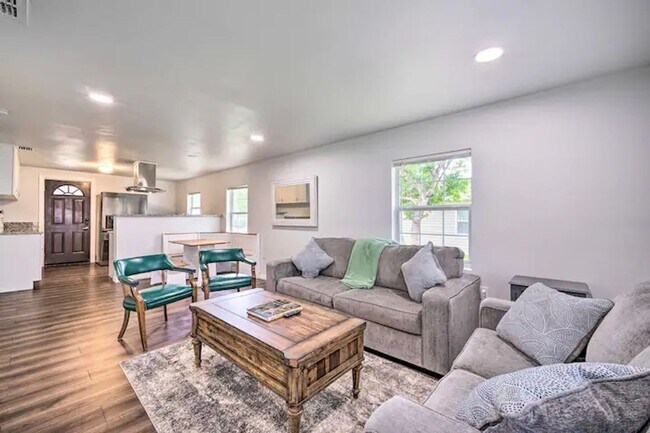 Building Photo - Home in Lake Wales now available!