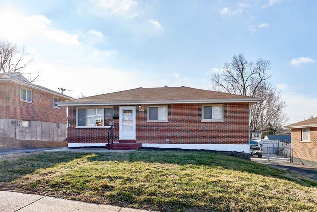 Foto del edificio - 9530 Cote Brilliante Ave