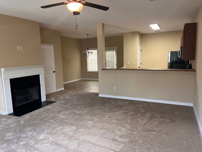 Building Photo - Lovely 3 Bedroom Townhouse in the desirabl...