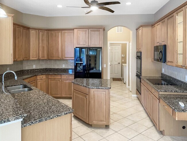 Foto del edificio - Annual 4-Bedroom, 3-Bath Pool Home with Outdoor Kitchen in Lakewood Ranch Greenbrook Village