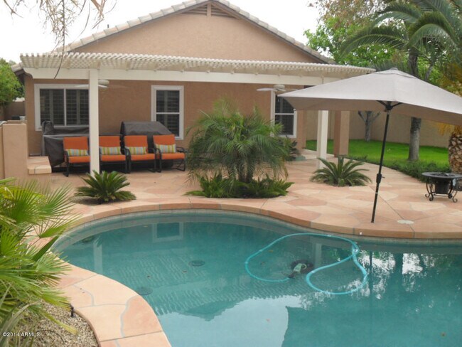 Foto del edificio - Palm Valley Beauty With A Pool!