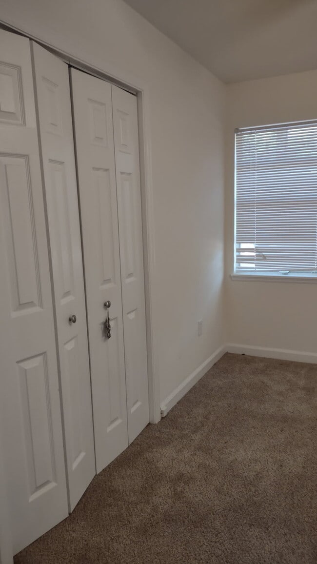 Building Photo - Trakas Avenue Duplex