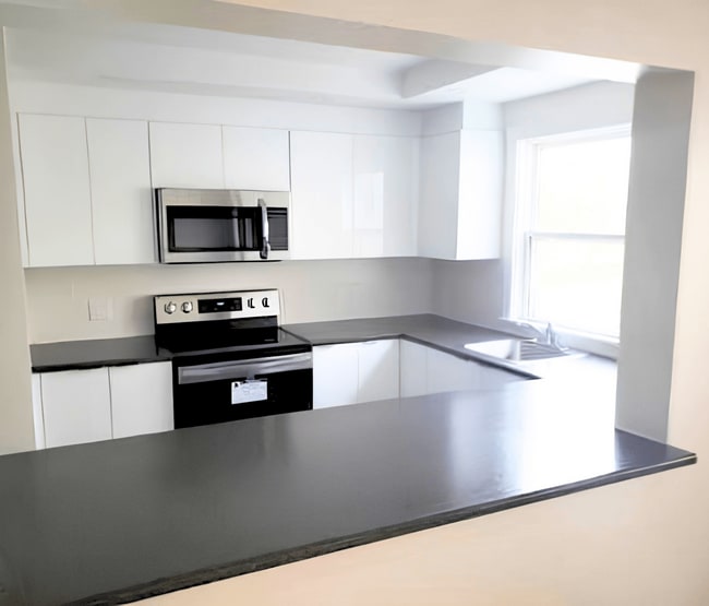 Building Photo - 3565 Connaught Avenue