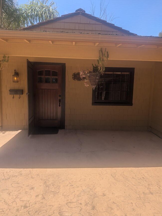 Puerta principal - 5648 Calzada Del Bosque