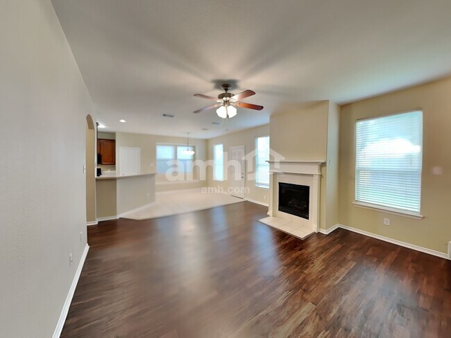 Foto del edificio - 4807 Chase Court Dr