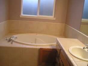 Building Photo - 143 Mandalay Ct