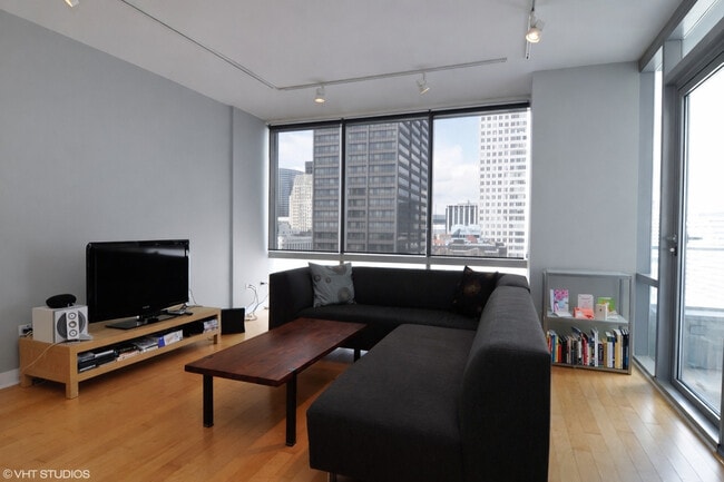 Building Photo - 8 E Randolph St