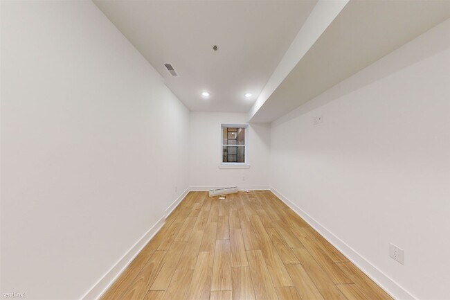 Foto del edificio - 3 br, 3 bath Triplex - 2554 FRANKFORD AVE ...