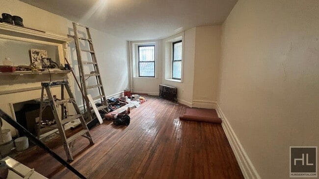 Building Photo - LARGE AND BRIGHT 1 BEDROOM / WITH LARGE BA...