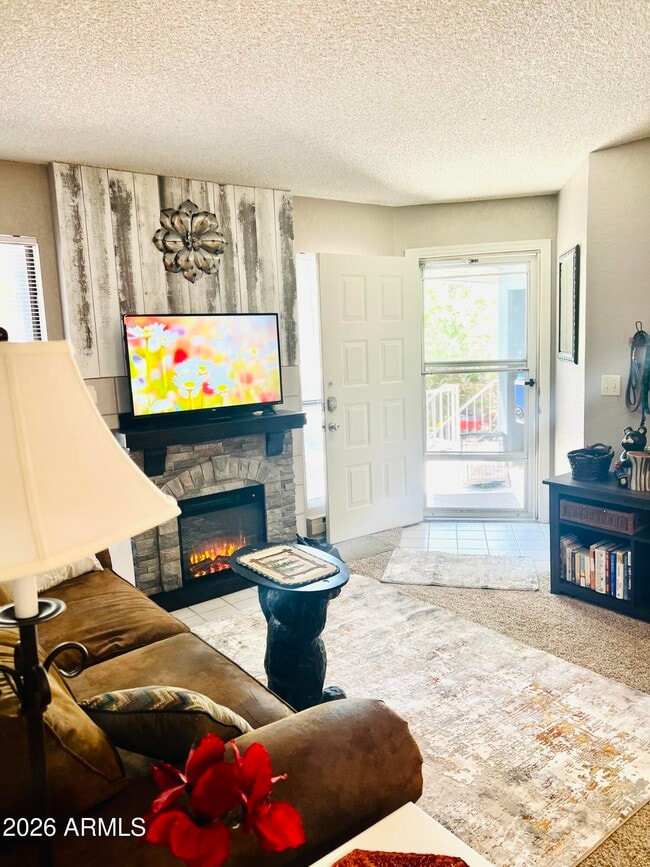 Building Photo - 2700 S White Mountain Rd