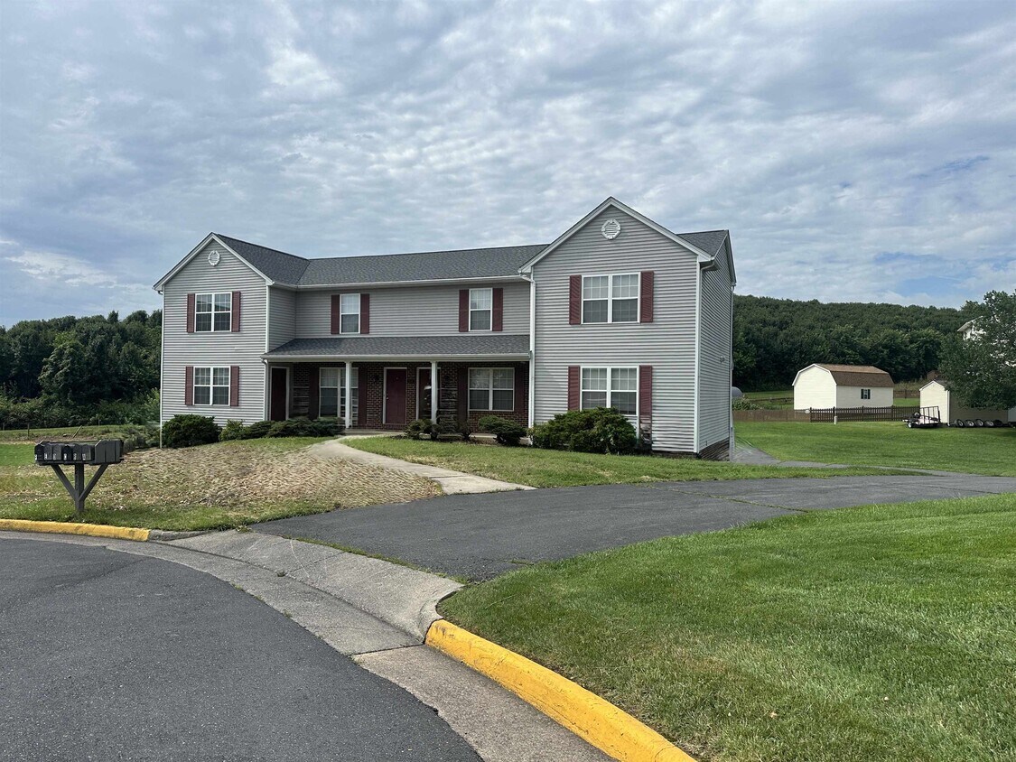 Foto principal - 210 Weeping Willow Ln