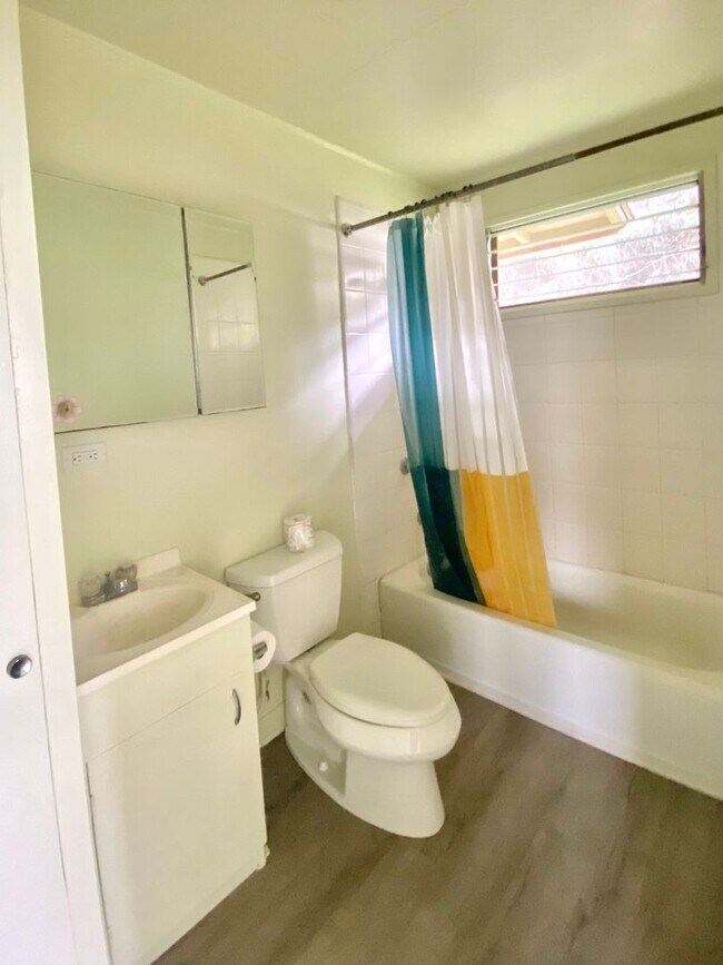 Foto del edificio - Mililani 2 Bed, 1 Bath Rental with Washer + Dryer