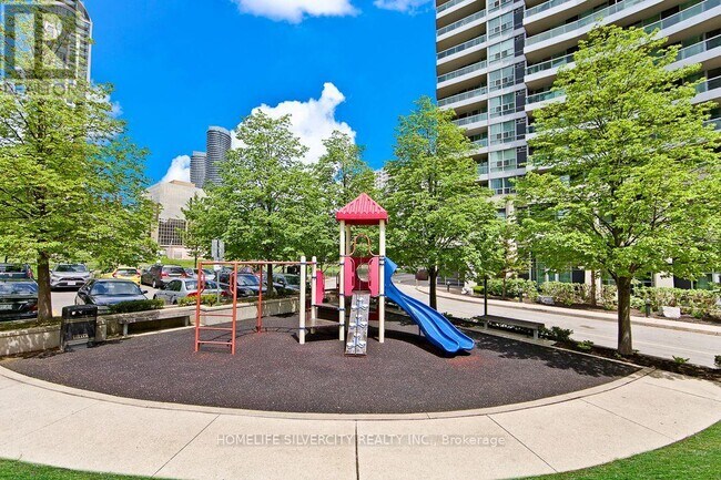 Photo du bâtiment - 1 Elm Dr W