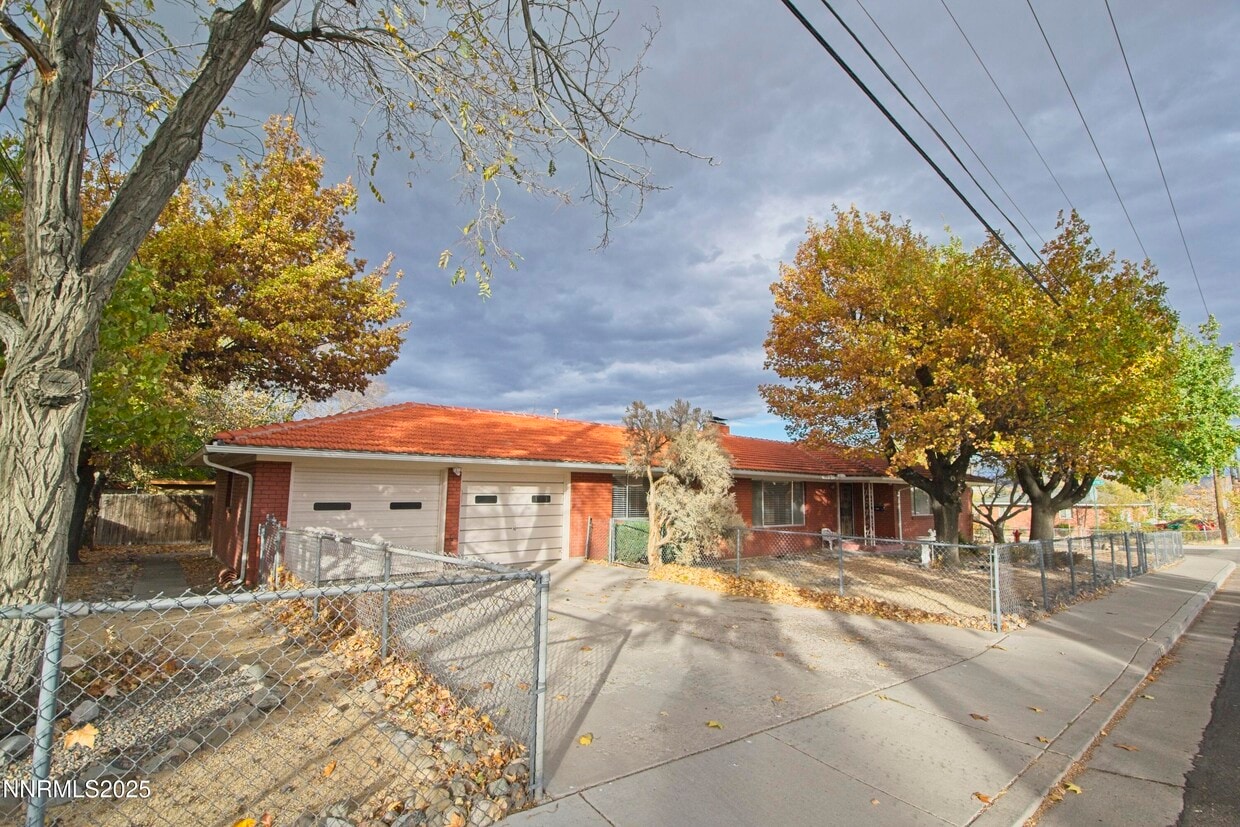 Primary Photo - 995 Roberts St