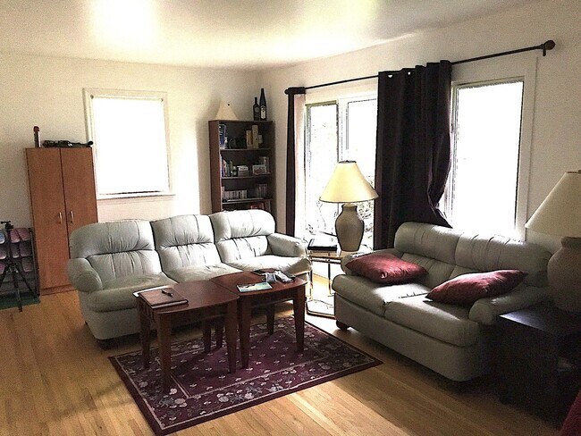Building Photo - Great Home W/Detached Garage, Close to Cam...