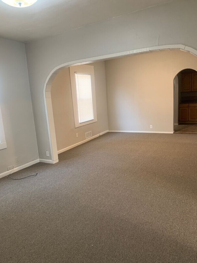 Building Photo - 1400 7th Ave