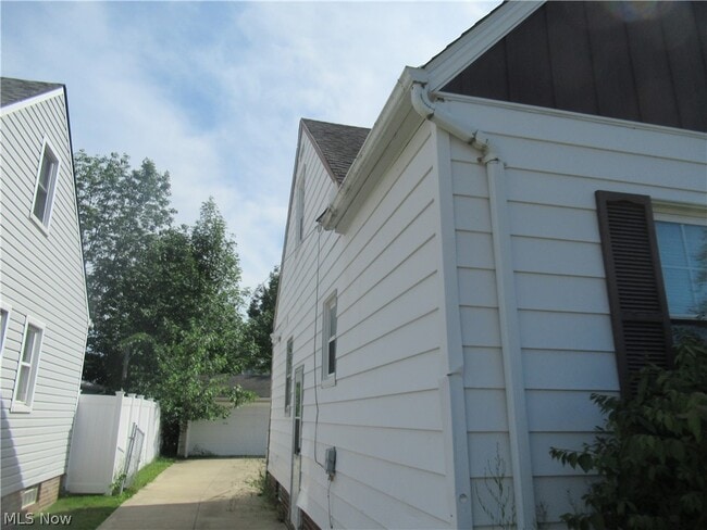 Building Photo - 5203 Maplecrest Ave