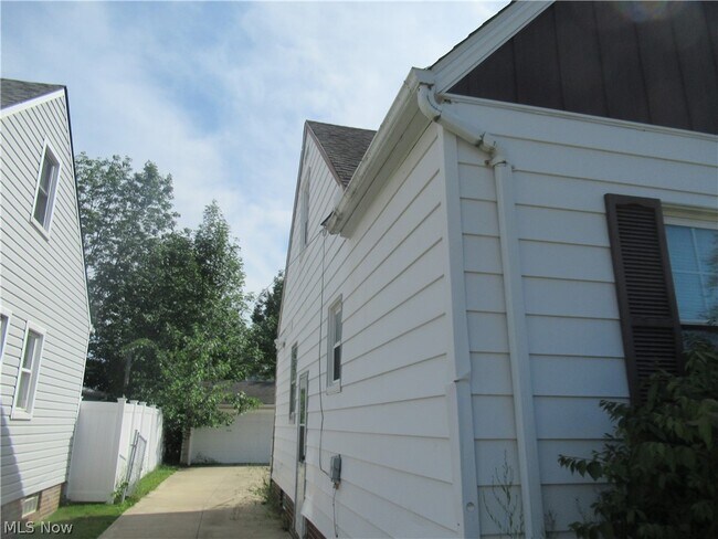 Foto del edificio - 5203 Maplecrest Ave