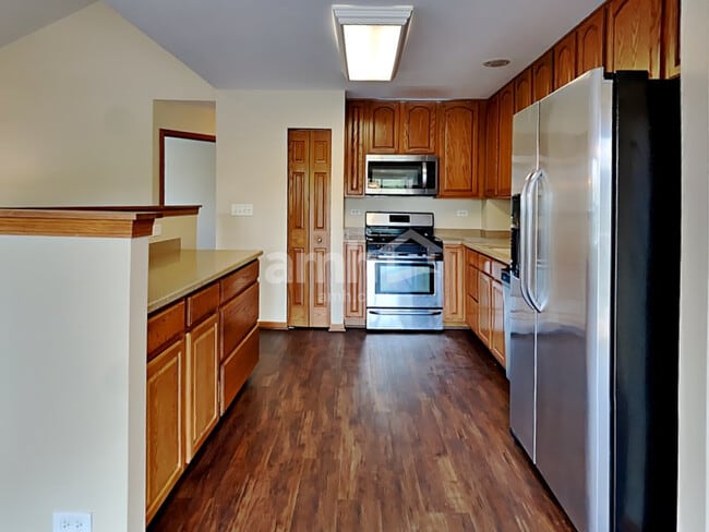 Building Photo - 617 Lincoln Station Dr