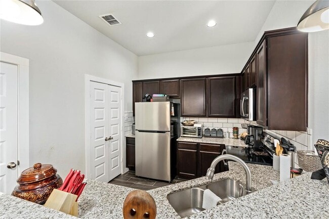 Foto del edificio - 334 Creekside Curve