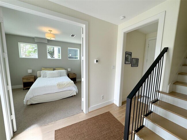 Foto del edificio - 7 N St Charles St