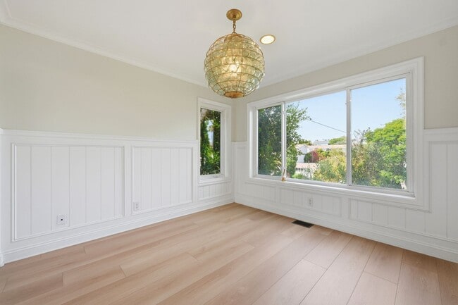 Building Photo - Premier Location in Corona Del Mar for 12-Month Lease